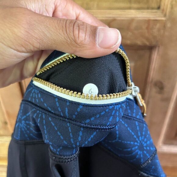 Lululemon 6 Cropped Capri Leggings Black Blue Athletic Gym Zippered Pocket Mesh - Picture 6 of 6